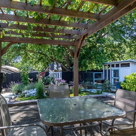 Chic Rv Retreat, Stunning Yard In Roseburg酒店 外观 照片