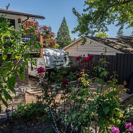 Chic Rv Retreat, Stunning Yard In Roseburg酒店 外观 照片