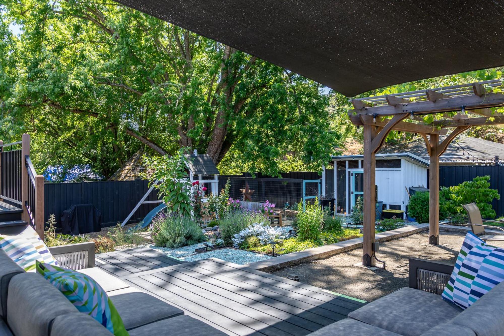 Chic Rv Retreat, Stunning Yard In Roseburg酒店 外观 照片