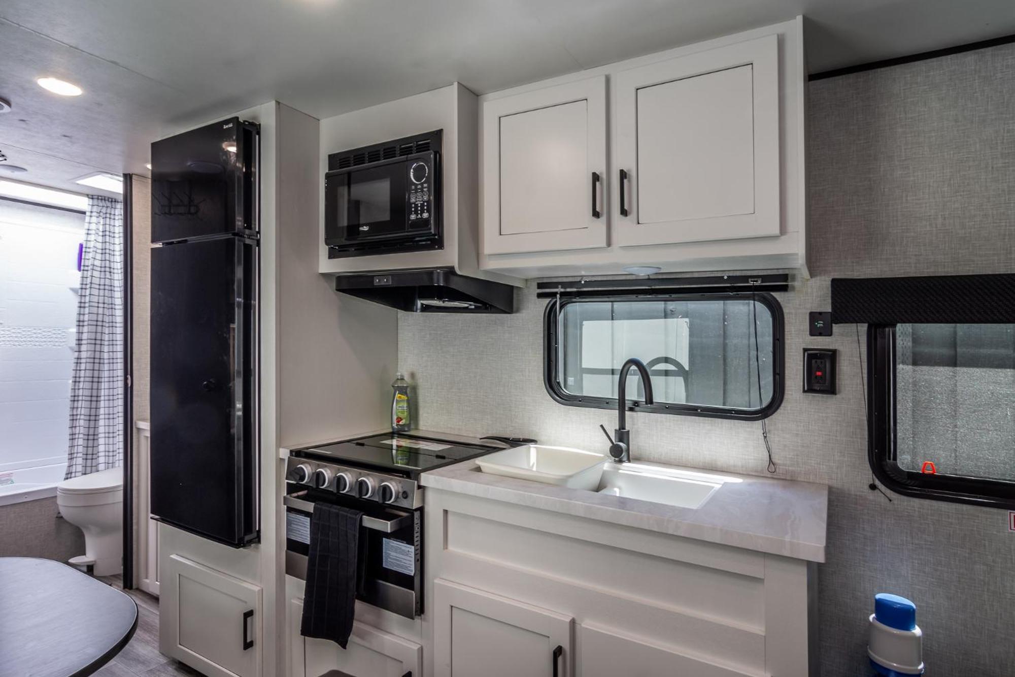 Chic Rv Retreat, Stunning Yard In Roseburg酒店 外观 照片