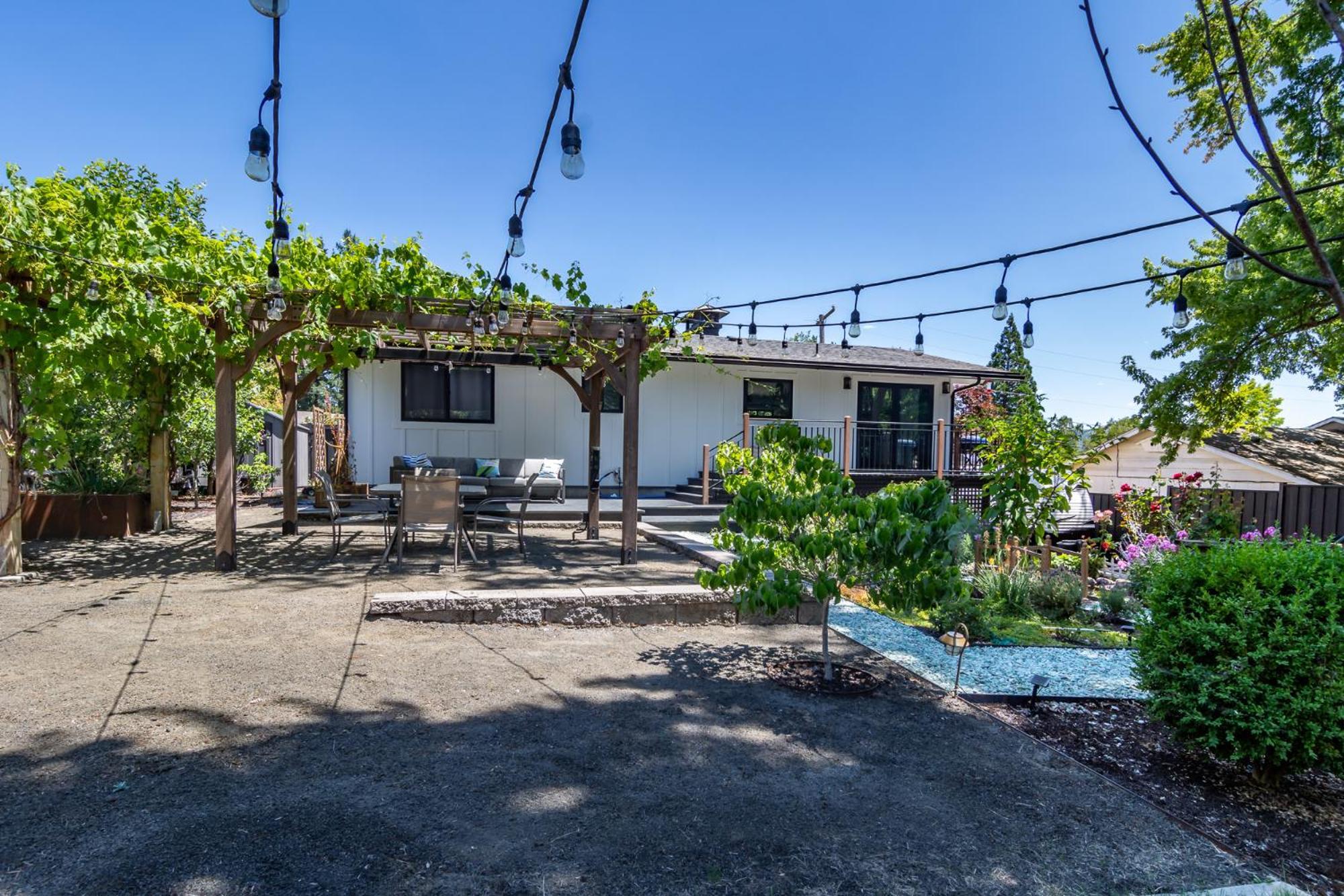 Chic Rv Retreat, Stunning Yard In Roseburg酒店 外观 照片